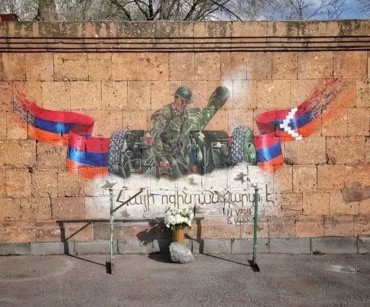 Отец героя войны Альберта Ованнисяна встретился с пресс-секретарём мэрии Еревана 