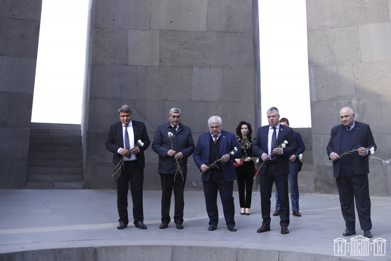 Депутаты Госдумы России посетили мемориал в Цицернакаберде