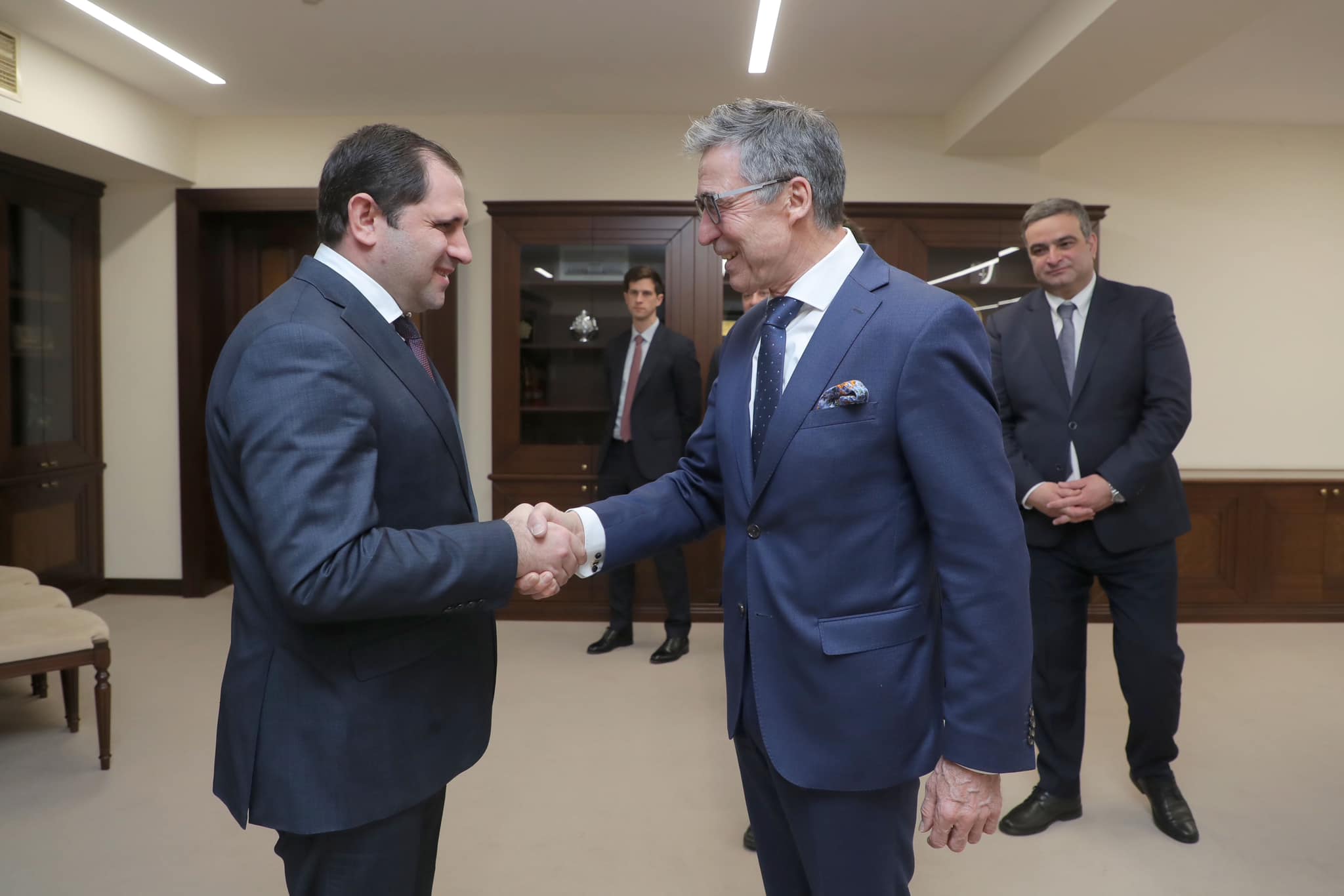 Министр обороны Армении представил экс-генсеку НАТО события в регионе