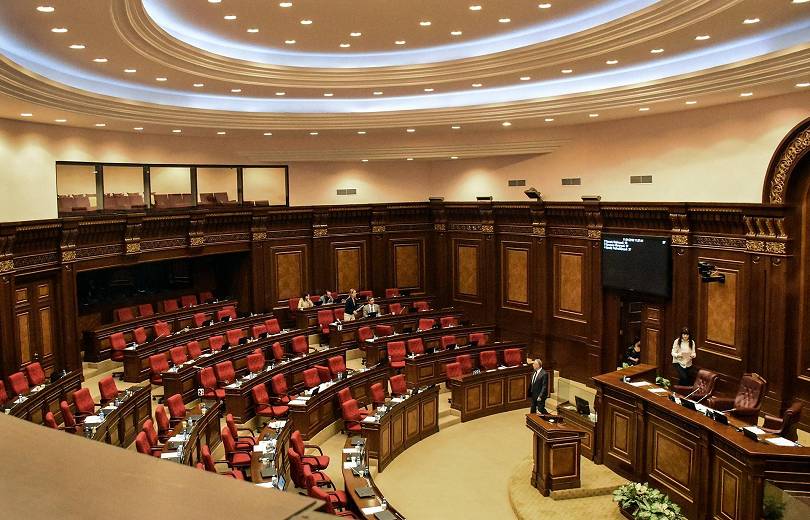 При входе в парламент Армении всем будут измерять температуру