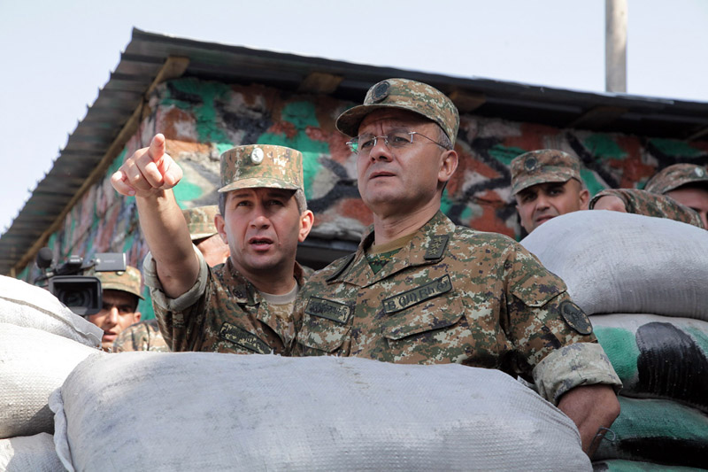 На фото слева направо: первый заместитель начальника ГШ, генерал-майор Оник Гаспарян и экс-министр обороны Армении Сейран Оганян