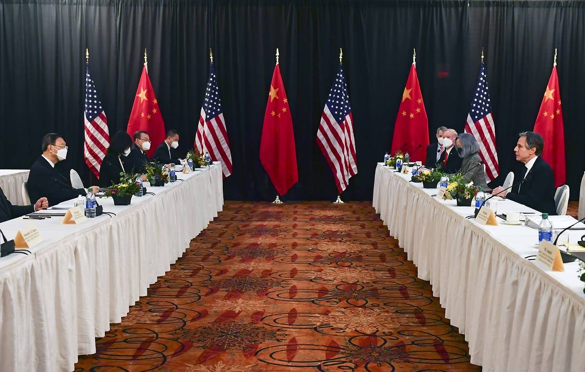 Китай обвинил США в нарушении протокола на встрече высокого уровня на Аляске