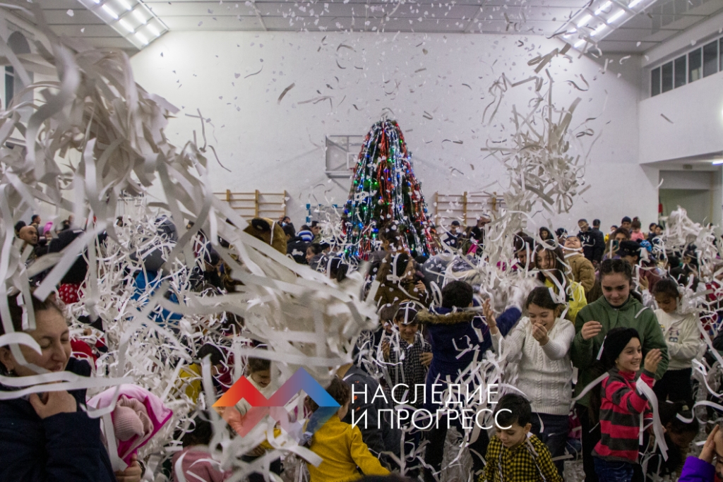 Для 600 детей в Степанакерте устроили новогодний праздник