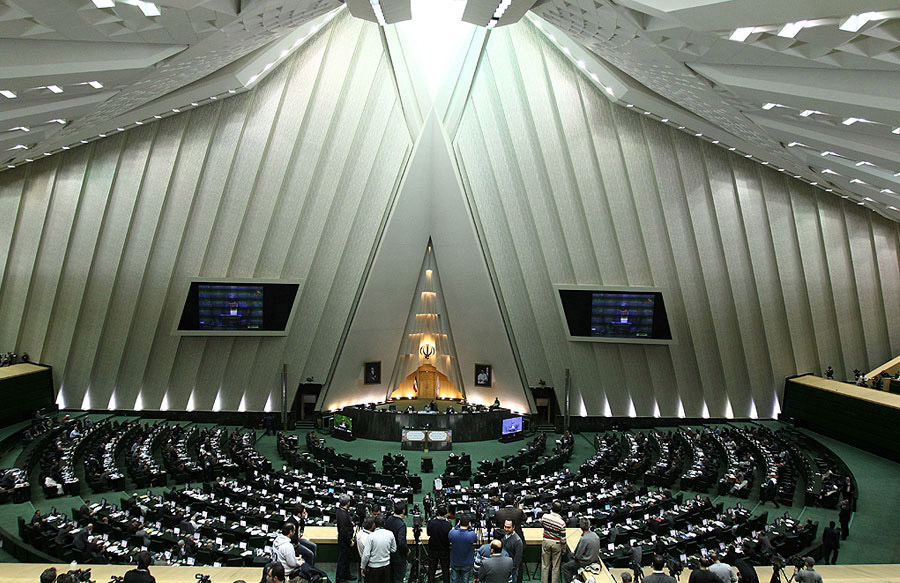 Неизвестный устроил стрельбу в иранском парламенте: есть раненые