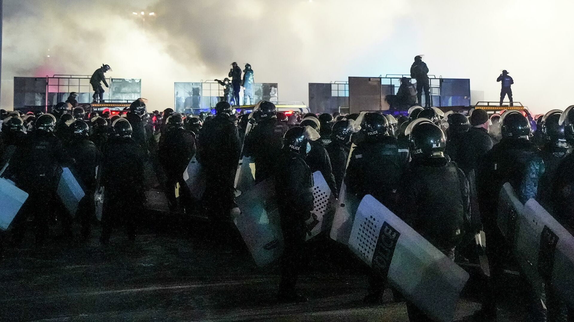 В Актау сотрудники силовых структур перешли на сторону протестующих