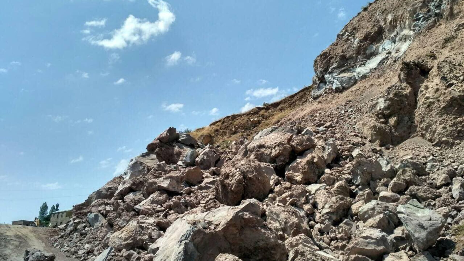 На участке автодороги Ванадзор-Баграташен произошло обрушение подпорной стенки