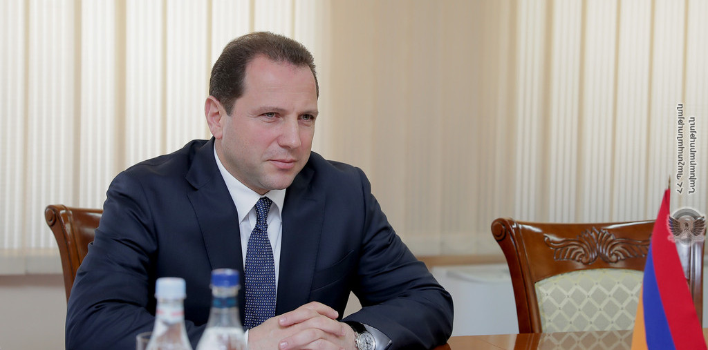 Министр обороны Армении отправился в Москву