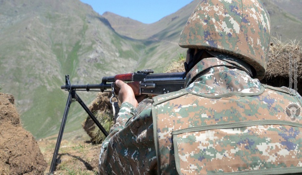 В полночь ВС Азербайджана открыли огонь по армянским позициям - Минобороны 