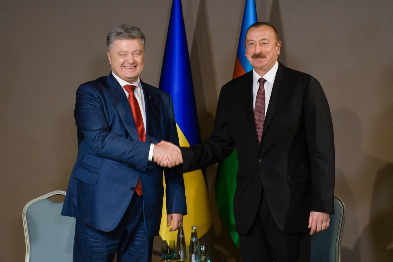 Экс-президент Украины Порошенко стал членом Международного центра Низами Гянджеви в Баку 