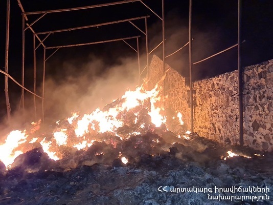 В селе Личк произошёл сильный пожар: сгорело 6000 тюков сена, погибли около 700 овец 