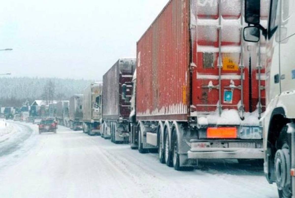 Ларс закрыт для грузовиков: со стороны России скопилось более 428 фур