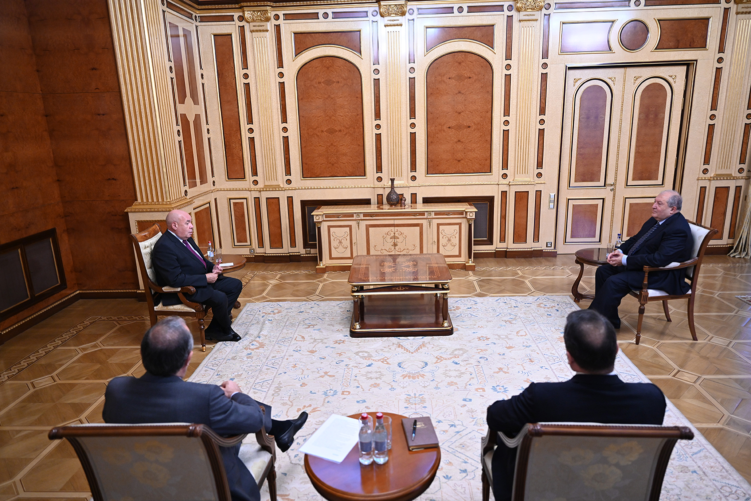 Саркисян и Швыдкой обсудили вопросы упрочения армяно-российских отношений