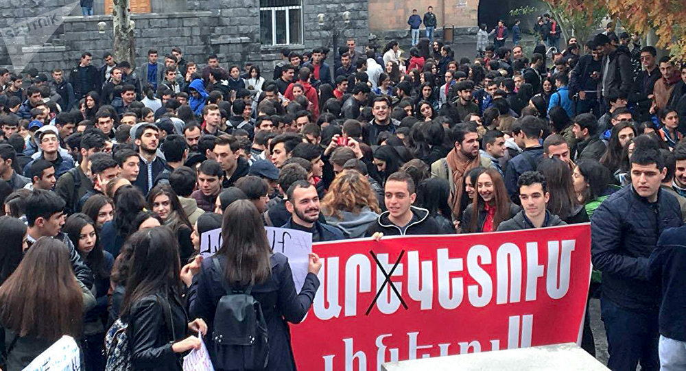 «Будем бороться до конца»: студенты в Ереване протестуют против армейской реформы