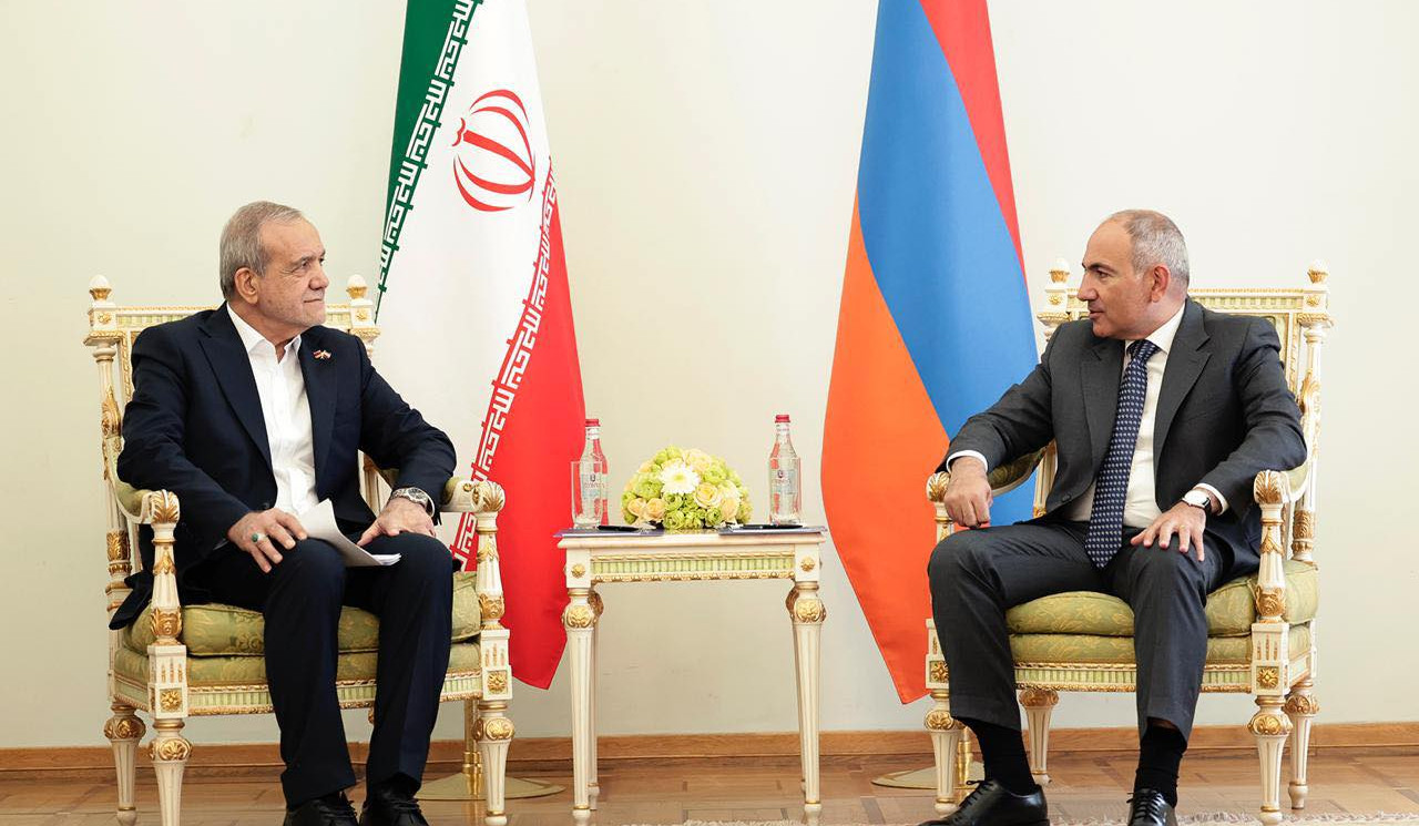 Премьер-министр Армении и президент Ирана провели встречу в узком составе