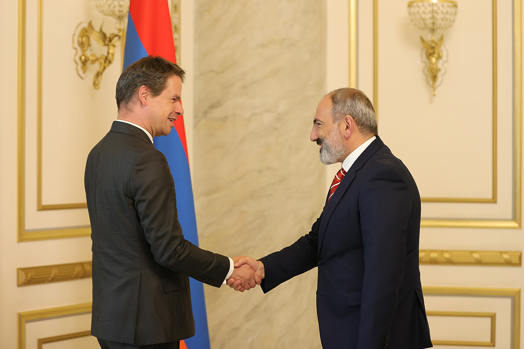 Пашинян и посол Франции обсудили ситуацию в Армении и регионе