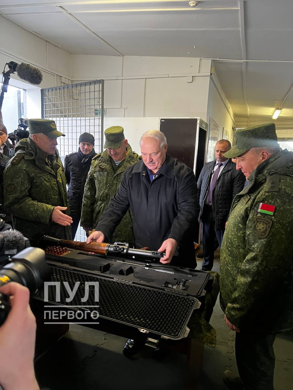 Лукашенко получил в подарок от военных гранатомет
