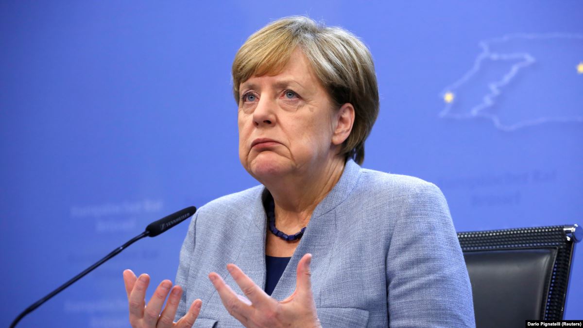 Опрос: Немцы больше доверяют Макрону, чем Меркель