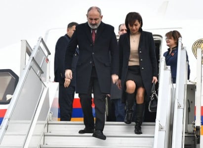 Премьер Армении с супругой отбыл с рабочим визитом в Россию