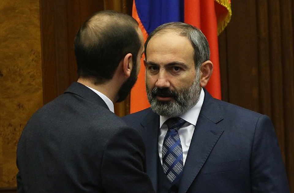 Недоверие и административный ресурс: почему власти Армении идут на самороспуск парламента