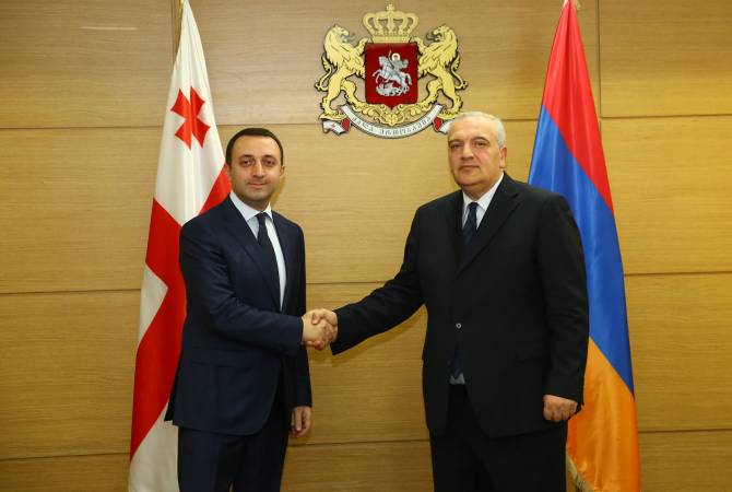 Садоян обсудил с министром обороны Грузии перспективы сотрудничества в военной сфере 