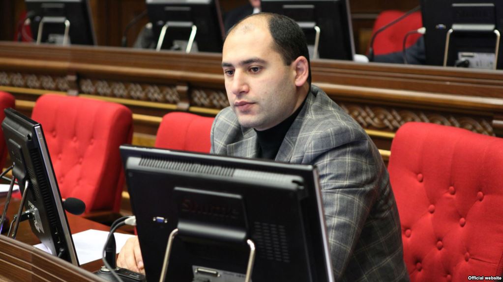 Мартун Григорян на внеочередном заседании парламента Армении принес присягу