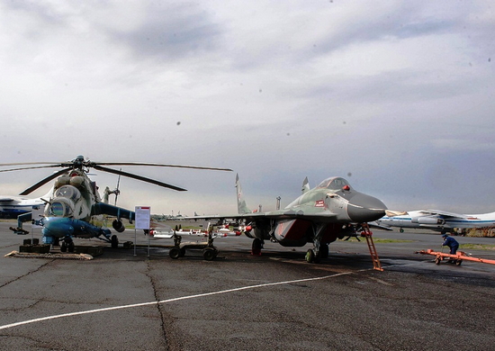 Подразделения РХБ защиты ЮВО в ходе учения замаскировали военный аэродром в Армении