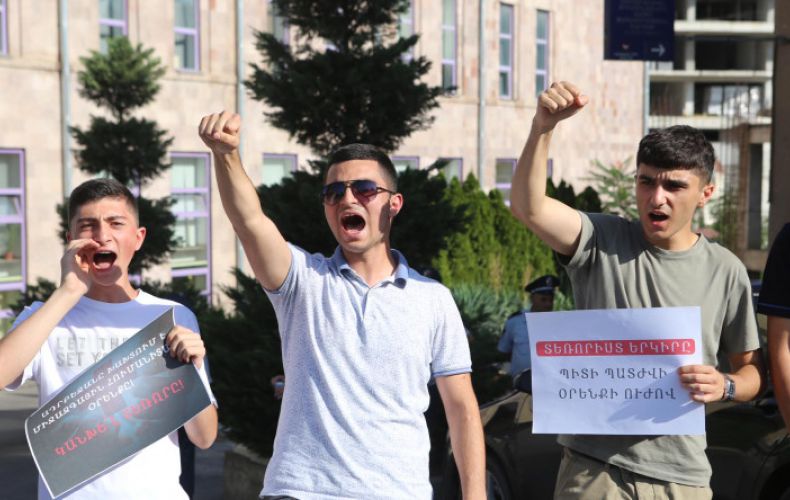 Арцахская молодежь заблокировала входы в офис МККК в Ереване