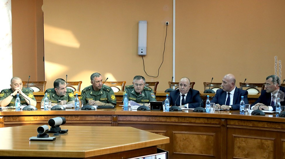 Министр обороны Армении обсудил ход военных сборов
