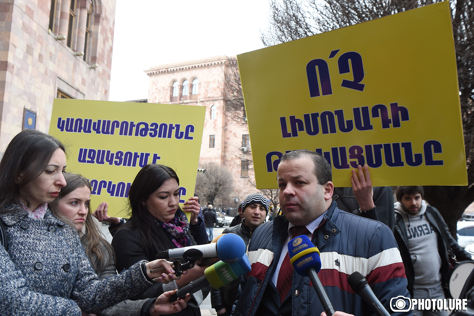 В Ереване «лимонадный» протест не затухает (ОБНОВЛЕНО)