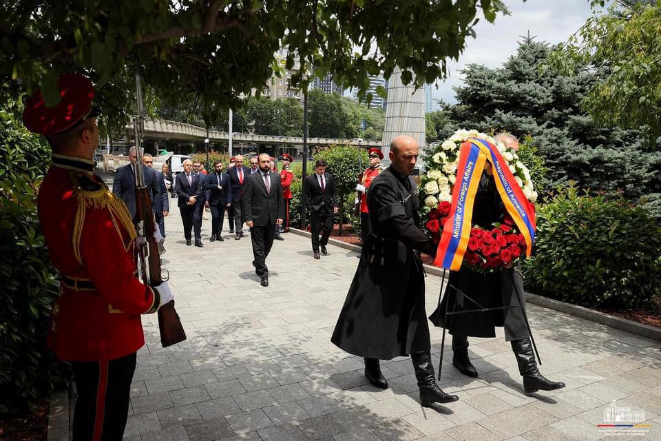 В Тбилиси Арарат Мирзоян возложил цветы к монументу на площади Героев 