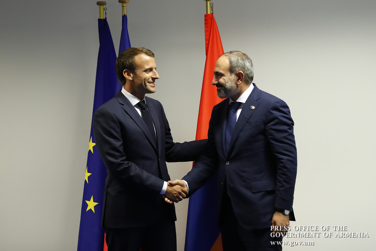 Армянский народ может рассчитывать на полную поддержку Франции: Макрон Пашиняну 