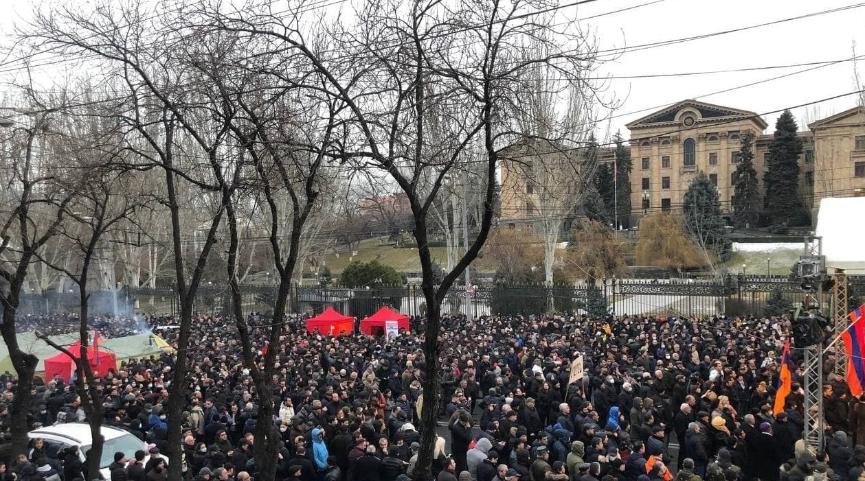 Нация, армия, победа!: на проспекте Баграмяна стартовал митинг оппозиции 