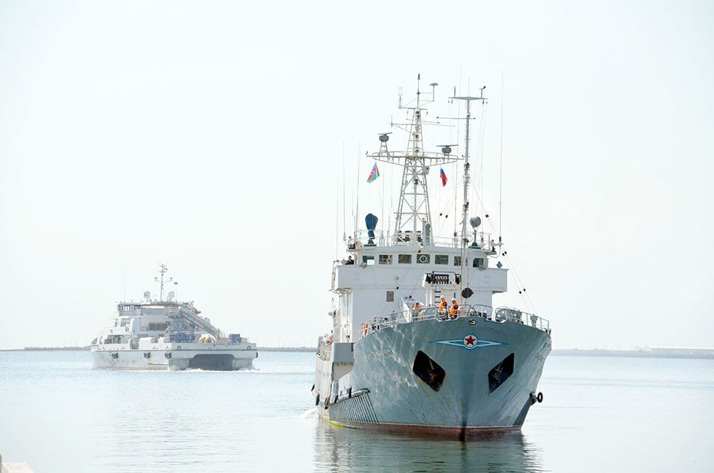 Корабли Каспийской флотилии ВМФ России вошли в порт Баку 