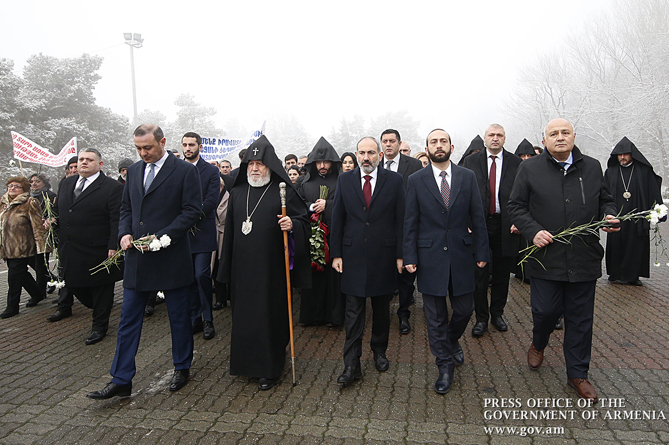 Высшее руководство Армении почтило память жертв Бакинских погромов 