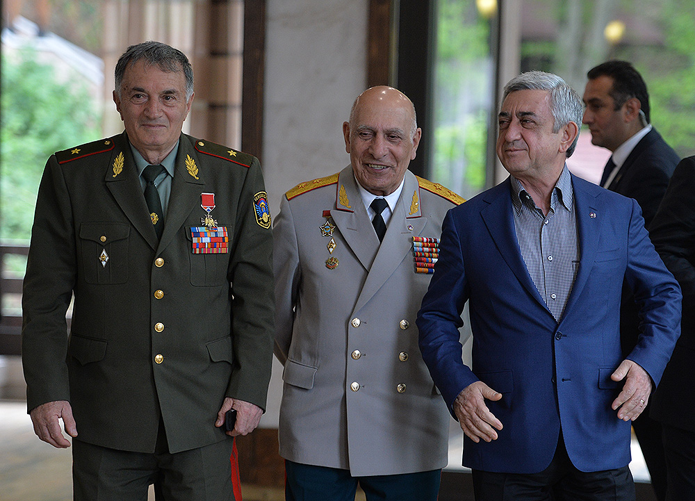 На фото: Герои карабахской войны Аркадий Тер-Тадевосян, Норат Тер-Григорянц и президент Армении Серж Саргсян