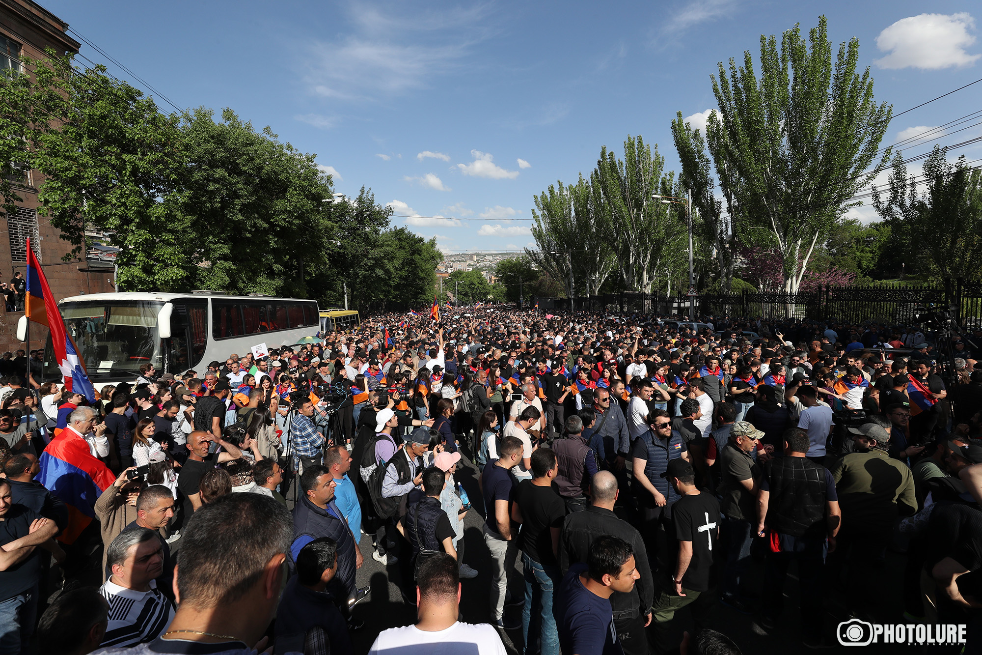 Флаг Арцаха у дверей МИД: в Ереване продолжается мирное шествие оппозиции (ФОТОРЕПОРТАЖ)