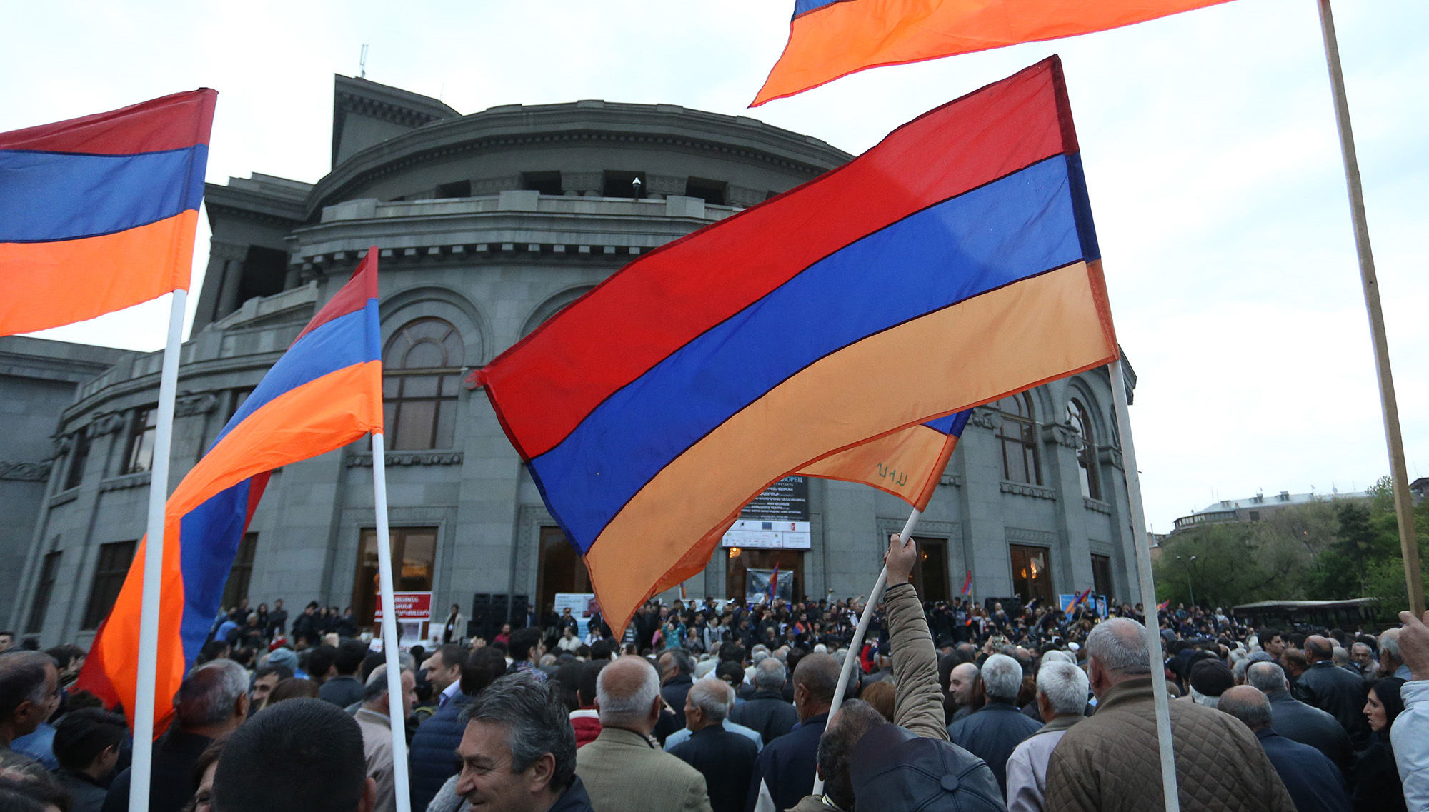 Совет 17 партий созывает митинг на площади Свободы