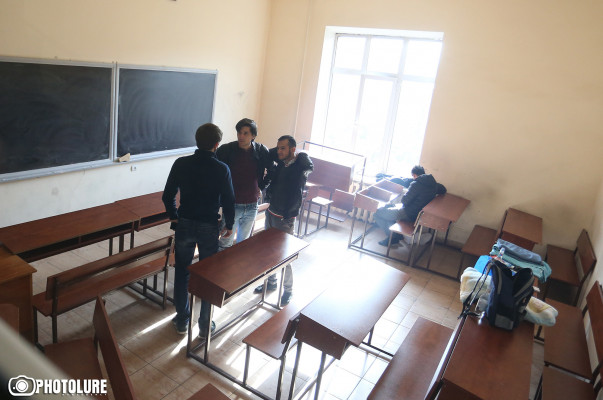 Դասադուլը թևակոխեց հացադուլի. ուսանողները փակվել են լսարանում, ՊՆ-ում տեղյակ են