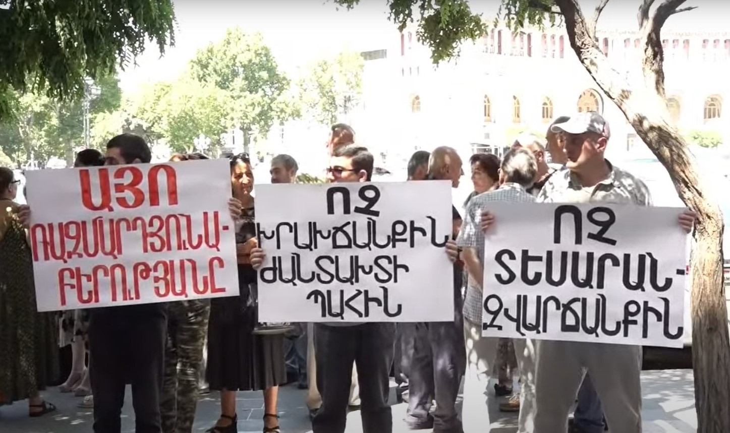 В Армении проходит акция протеста в связи с запланированным концертом Снуп Догга