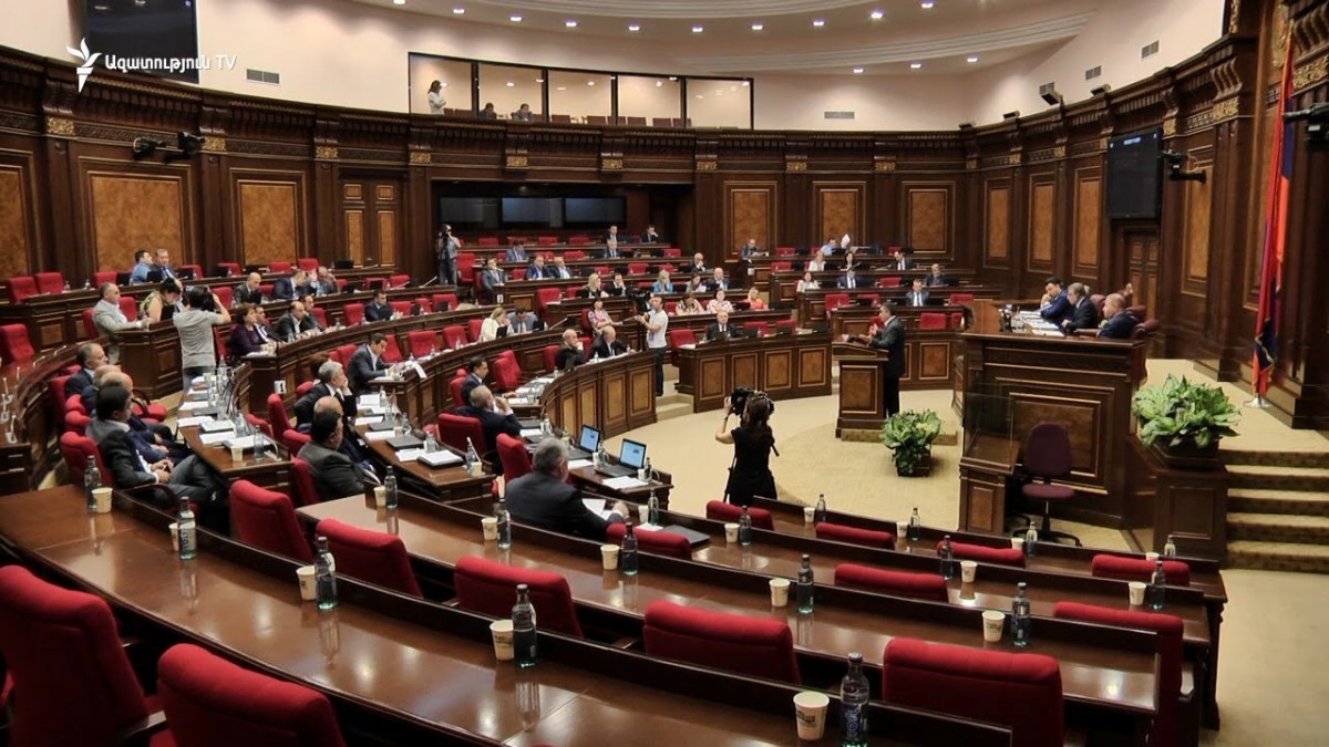 Парламент одобрил все вопросы повестки дня внеочередного заседания
