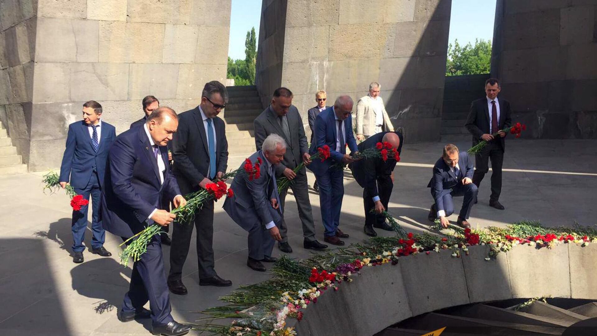 Швыдкой и Маслов в Ереване посетили Цицернакаберд и почтили память жертв Геноцида армян