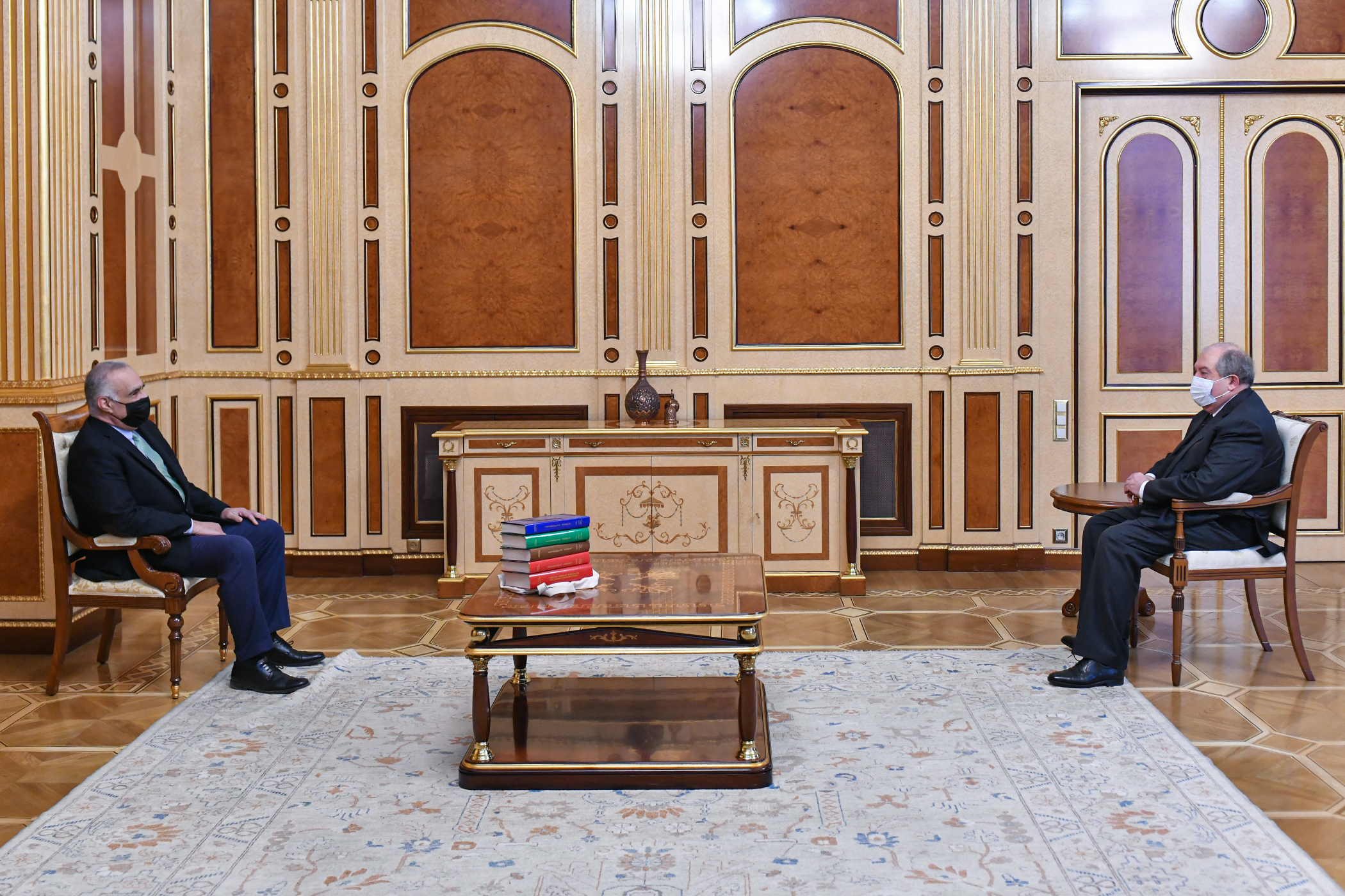 Президент Армении встретился с председателем совета партии «Наследие» Раффи Ованисяном