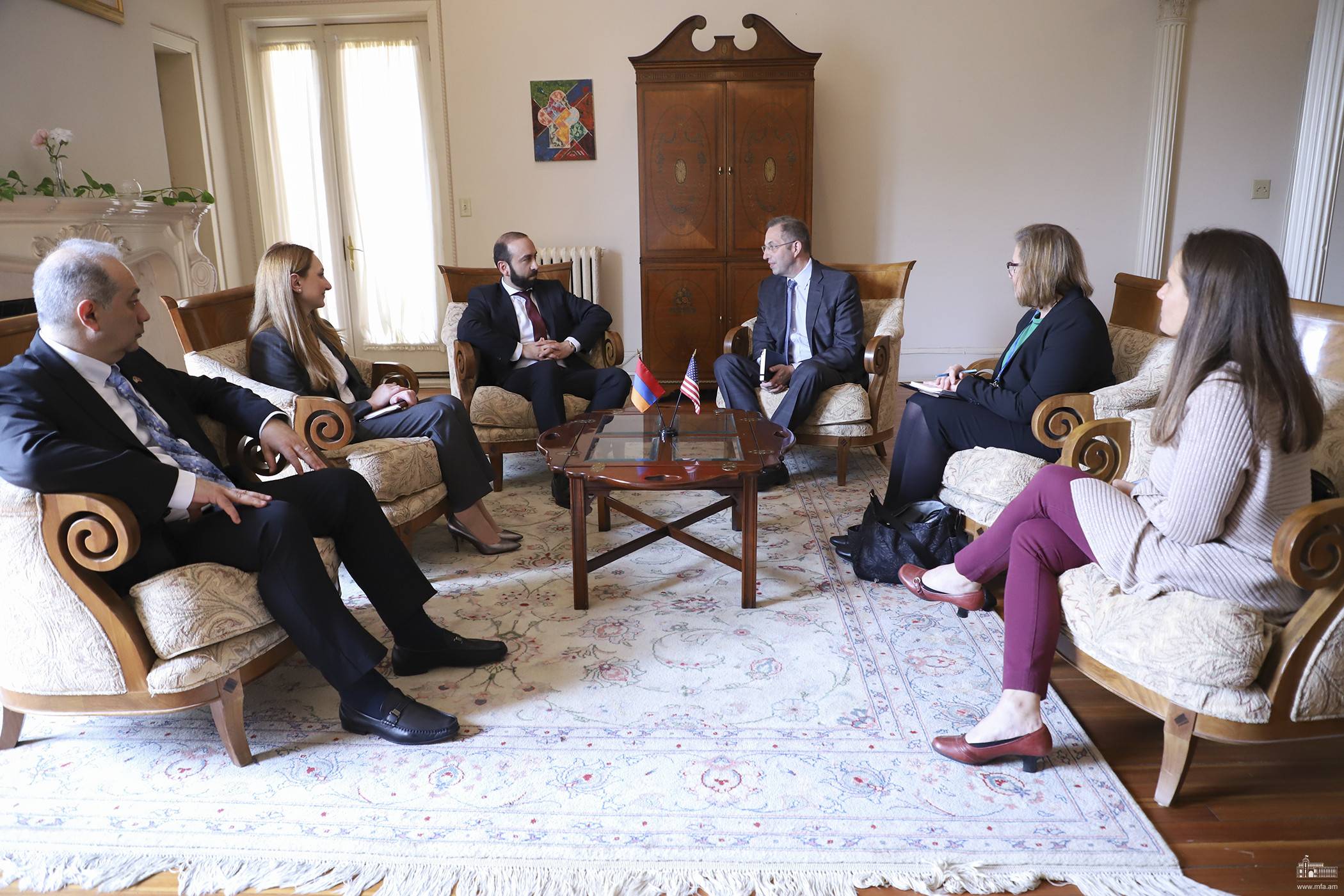 Арарат Мирзоян встретился в Вашингтоне с председателем NDI Дереком Митчеллом