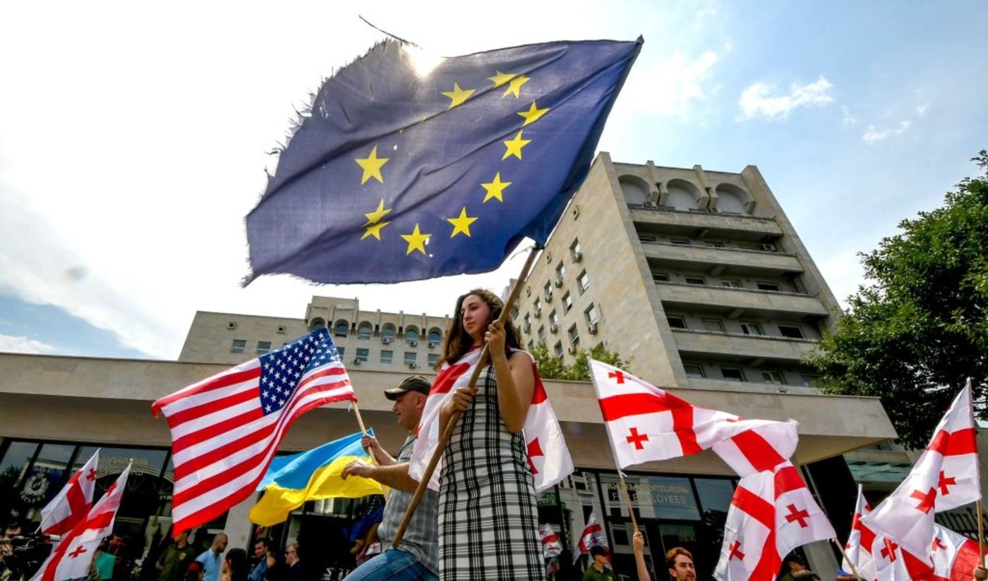 IRI: жители Грузии считают США и ЕС самыми важными партнерами, а Россию врагом