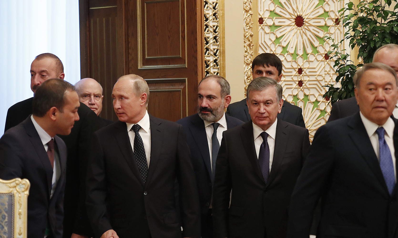 Путин провел телефонные разговоры с Пашиняном и Алиевым