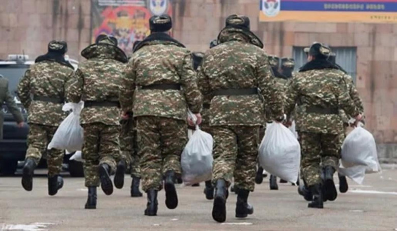 Приезжающих в Армению на выборы граждан запугивают военными сборами