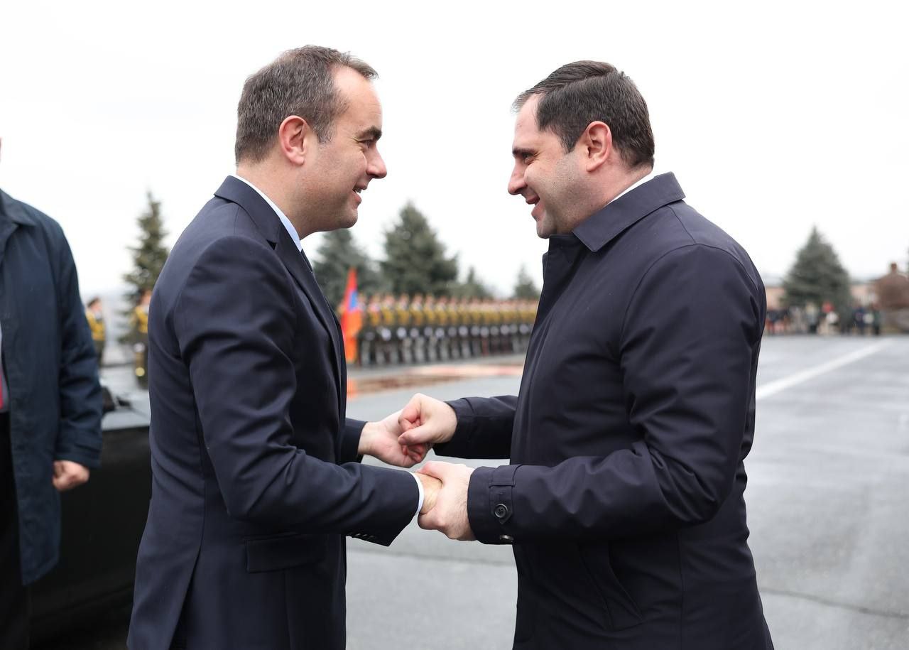 Министр обороны Армении принял министра вооруженных сил Франции 