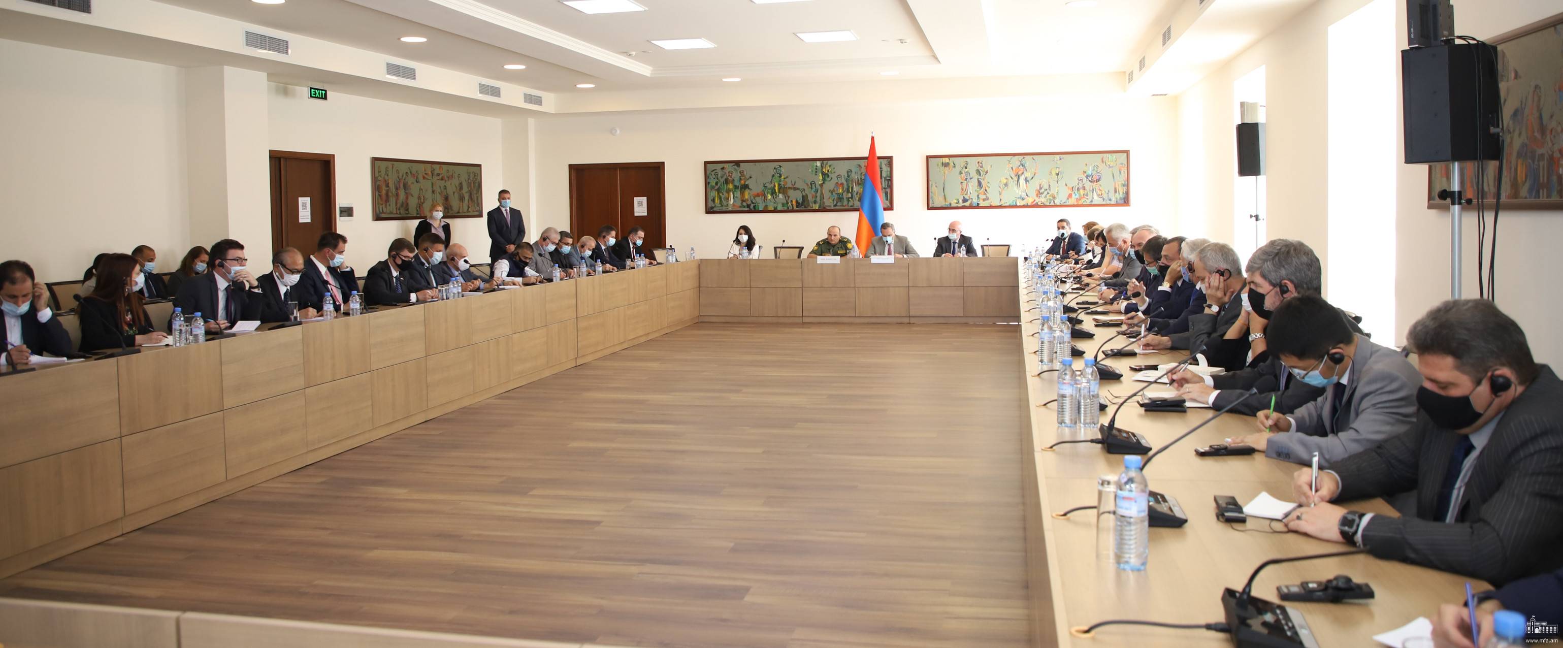 МИД и ГШ Армении представили аккредитованным в РА дипломатам провокации Азербайджана