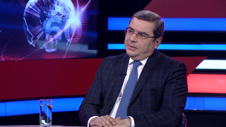 Демократия становится декорацией