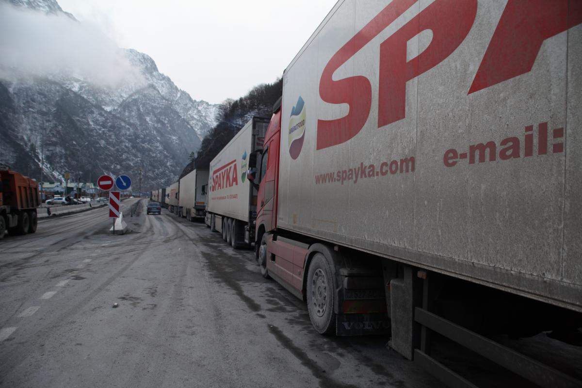 Ларс открыт: со стороны России скопилось около 500 грузовиков
